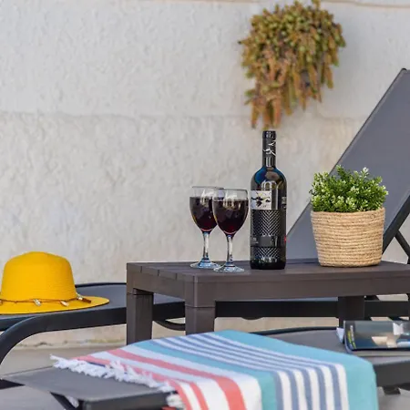 Anais - Plusholidays *